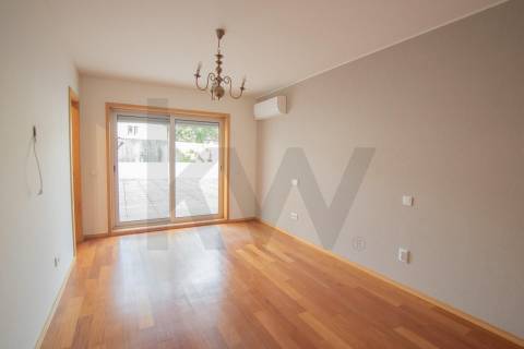 Apartamento T2 com terraço para arrendamento em Bonfim