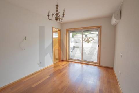 Apartamento T2 com terraço para arrendamento em Bonfim