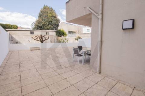 Apartamento T2 com terraço para arrendamento em Bonfim