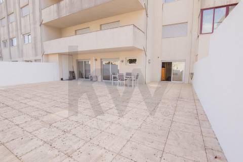 Apartamento T2 com terraço para arrendamento em Bonfim