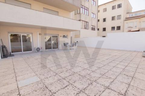 Apartamento T2 com terraço para arrendamento em Bonfim