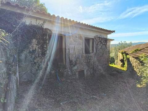 Quintinha com moradia para restauro