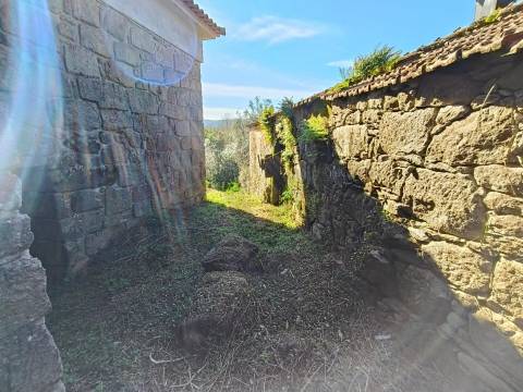 Quintinha com moradia para restauro