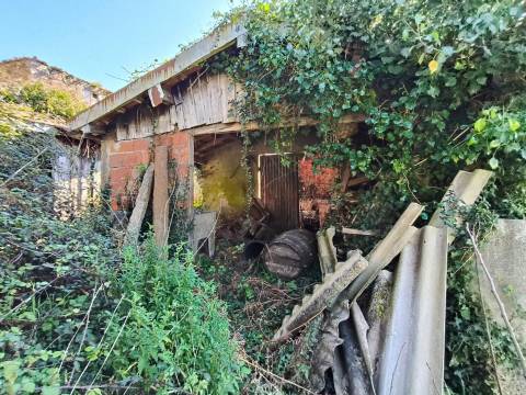 Quintinha com moradia para restauro