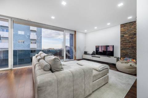 Fantástico apartamento T1 duplex remodelado e transformado em T4