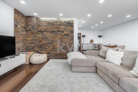 Fantástico apartamento T1 duplex remodelado e transformado em T4