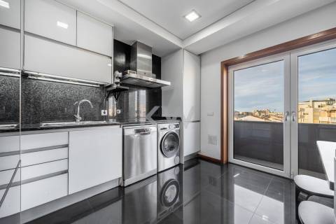 Fantástico apartamento T1 duplex remodelado e transformado em T4