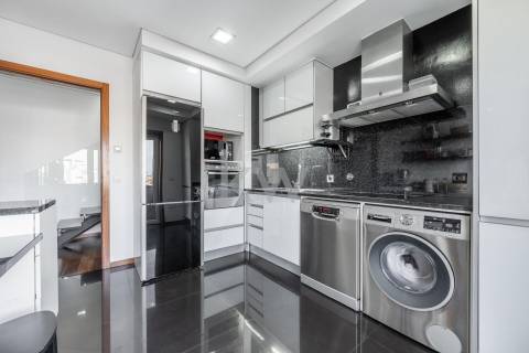 Fantástico apartamento T1 duplex remodelado e transformado em T4