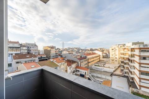 Fantástico apartamento T1 duplex remodelado e transformado em T4