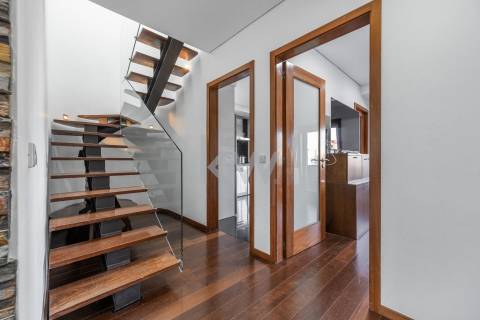 Fantástico apartamento T1 duplex remodelado e transformado em T4