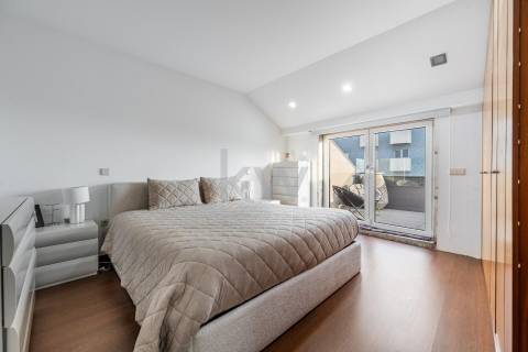 Fantástico apartamento T1 duplex remodelado e transformado em T4