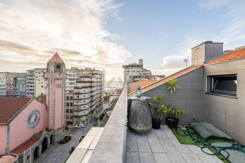 Fantástico apartamento T1 duplex remodelado e transformado em T4