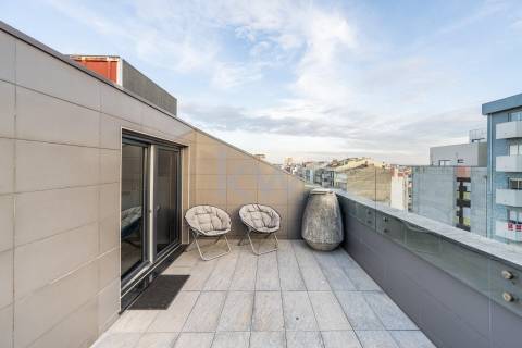 Fantástico apartamento T1 duplex remodelado e transformado em T4