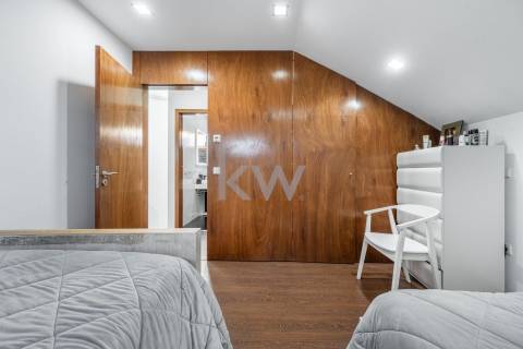 Fantástico apartamento T1 duplex remodelado e transformado em T4