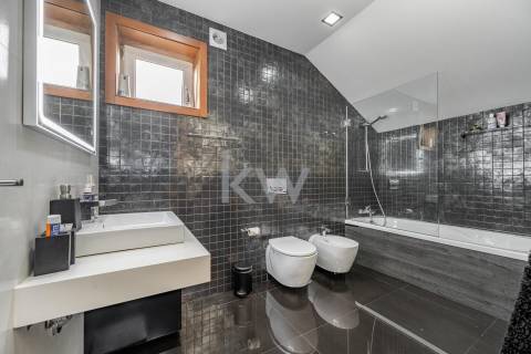 Fantástico apartamento T1 duplex remodelado e transformado em T4