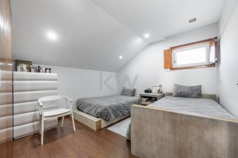 Fantástico apartamento T1 duplex remodelado e transformado em T4