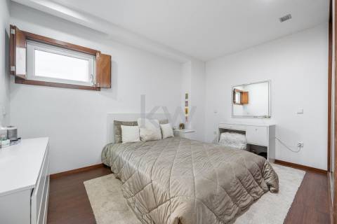 Fantástico apartamento T1 duplex remodelado e transformado em T4