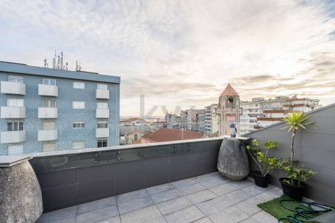 Fantástico apartamento T1 duplex remodelado e transformado em T4