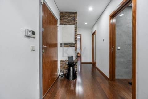 Fantástico apartamento T1 duplex remodelado e transformado em T4