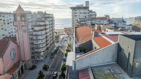 Fantástico apartamento T1 duplex remodelado e transformado em T4