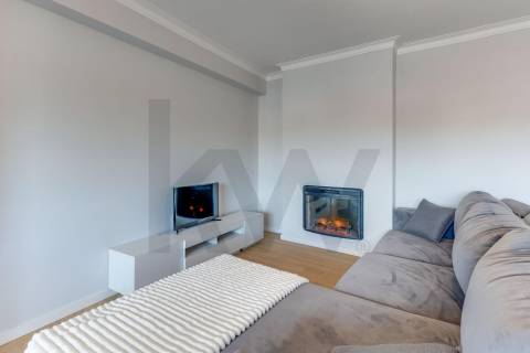 Excelente t2+1 com varanda e elevador a 450m do metro!!