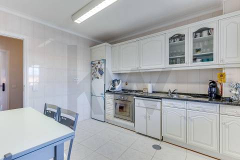 Excelente t2+1 com varanda e elevador a 450m do metro!!