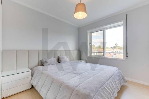 Excelente t2+1 com varanda e elevador a 450m do metro!!