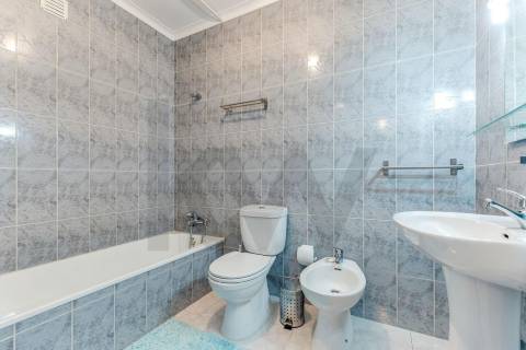 Excelente t2+1 com varanda e elevador a 450m do metro!!