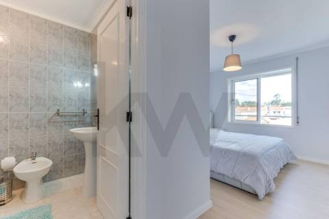 Excelente t2+1 com varanda e elevador a 450m do metro!!