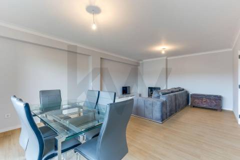 Excelente t2+1 com varanda e elevador a 450m do metro!!