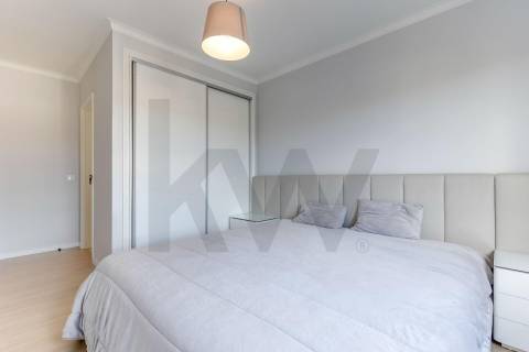 Excelente t2+1 com varanda e elevador a 450m do metro!!