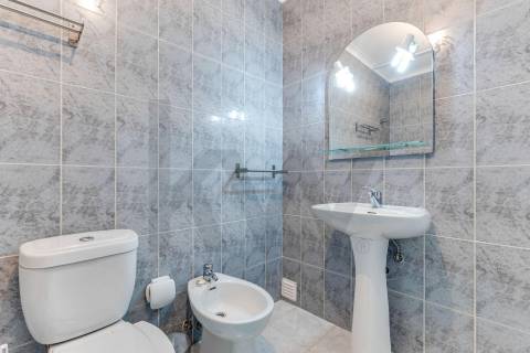 Excelente t2+1 com varanda e elevador a 450m do metro!!