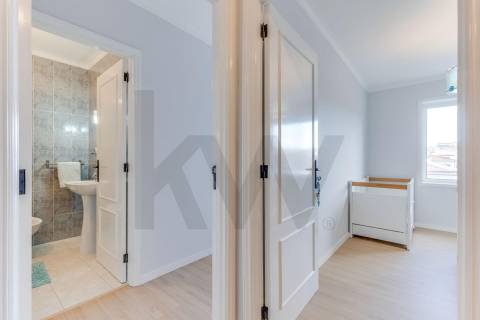 Excelente t2+1 com varanda e elevador a 450m do metro!!