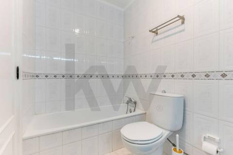 Excelente t2+1 com varanda e elevador a 450m do metro!!