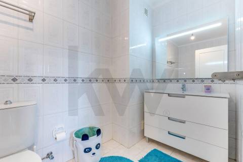 Excelente t2+1 com varanda e elevador a 450m do metro!!