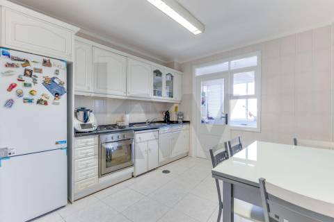 Excelente t2+1 com varanda e elevador a 450m do metro!!