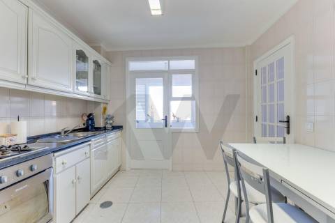 Excelente t2+1 com varanda e elevador a 450m do metro!!