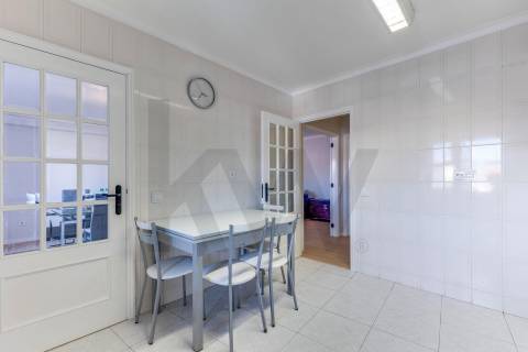 Excelente t2+1 com varanda e elevador a 450m do metro!!