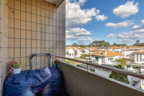 Excelente t2+1 com varanda e elevador a 450m do metro!!