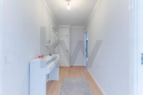 Excelente t2+1 com varanda e elevador a 450m do metro!!