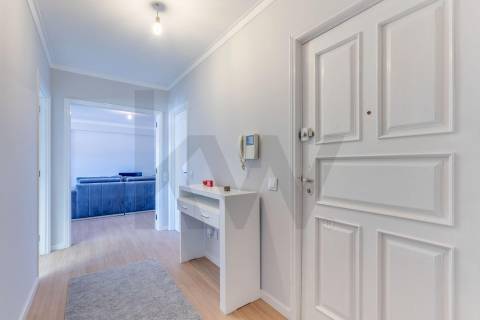 Excelente t2+1 com varanda e elevador a 450m do metro!!