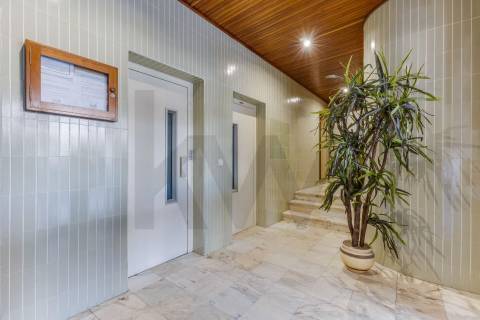 Excelente t2+1 com varanda e elevador a 450m do metro!!