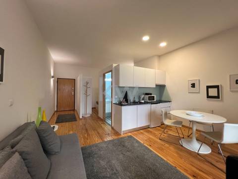 Apartamento T0 na Rua do Almada