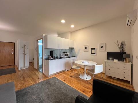 Apartamento T0 na Rua do Almada