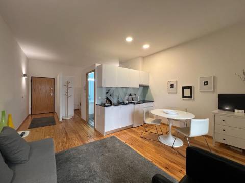 Apartamento T0 na Rua do Almada