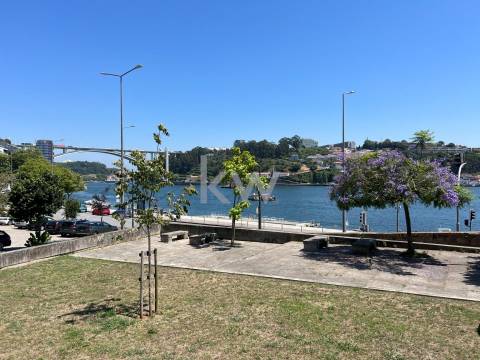 Apartamento T0 em Lordelo do Ouro próximo à marginal Rio Douro