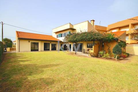 Moradia T3 de 4 frentes em Arcozelo com terraço e jardim, próximo da praia