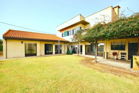 Moradia T3 de 4 frentes em Arcozelo com terraço e jardim, próximo da praia