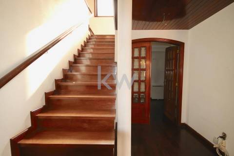 Moradia T3 de 4 frentes em Arcozelo com terraço e jardim, próximo da praia