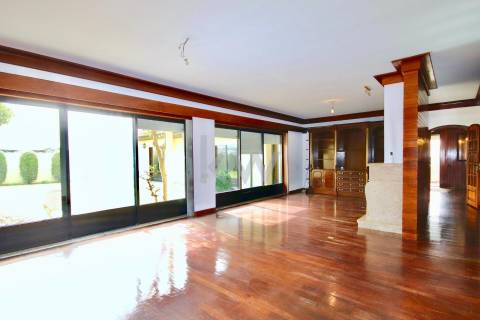 Moradia T3 de 4 frentes em Arcozelo com terraço e jardim, próximo da praia